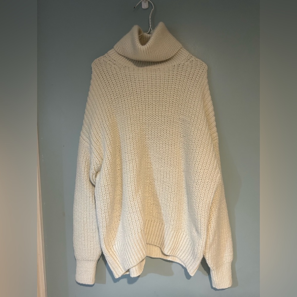 Oversized H&M white sweater